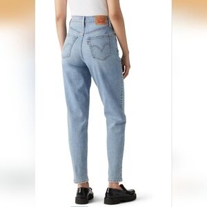 Levis High Waisted 'Mom' Jeans (Light Blue)